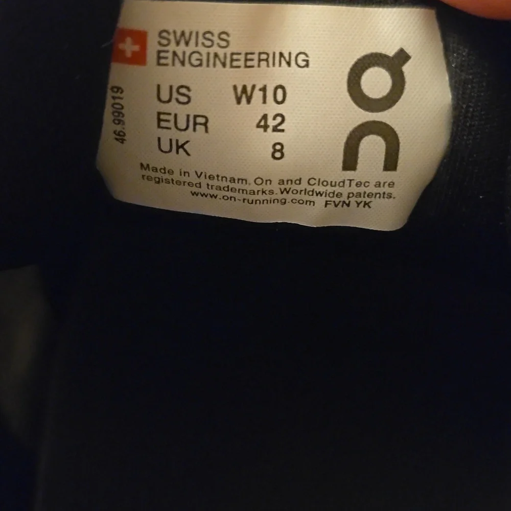 On Running cloudrunner shoes - Picture 3 of 7